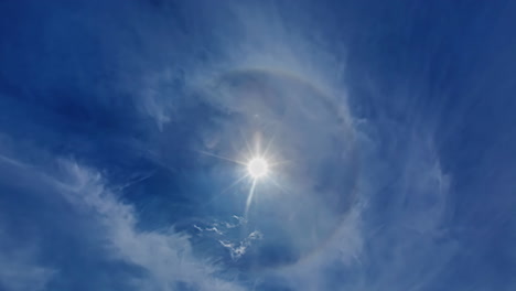 Schnell-Ziehende-Wolkenformation,-Sonne-In-Der-Mitte-Zeitraffer-Blauer-Himmel