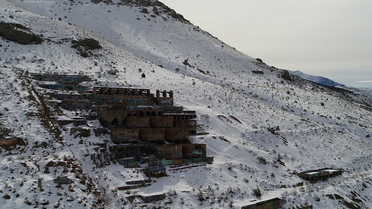 construido en la ladera de una montaña en 1920 en el extremo sur de genola, utah, el antiguo molino tintic procesó oro, plata, cobre y plomo desde 1921 hasta 1925