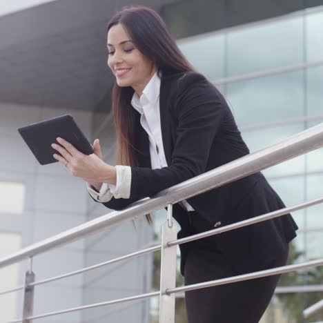 Joven-Empresaria-Navegando-En-Su-Tableta