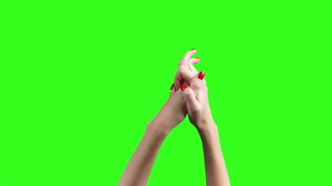 video de manos femeninas en bloqueo en fondo verde