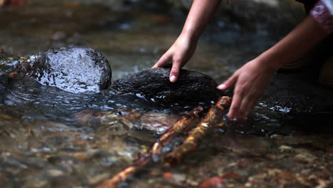 Rumänisches-Mädchen-Spielt-Mit-Stöcken-Im-Wasser-2