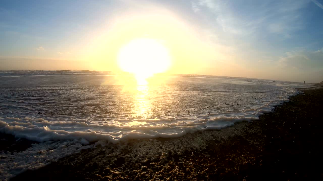 해변에서 폭풍의 해조류 거품, 파도와 함께 모래 해변, 북해, jütland, sondervig, 덴마크, 4k