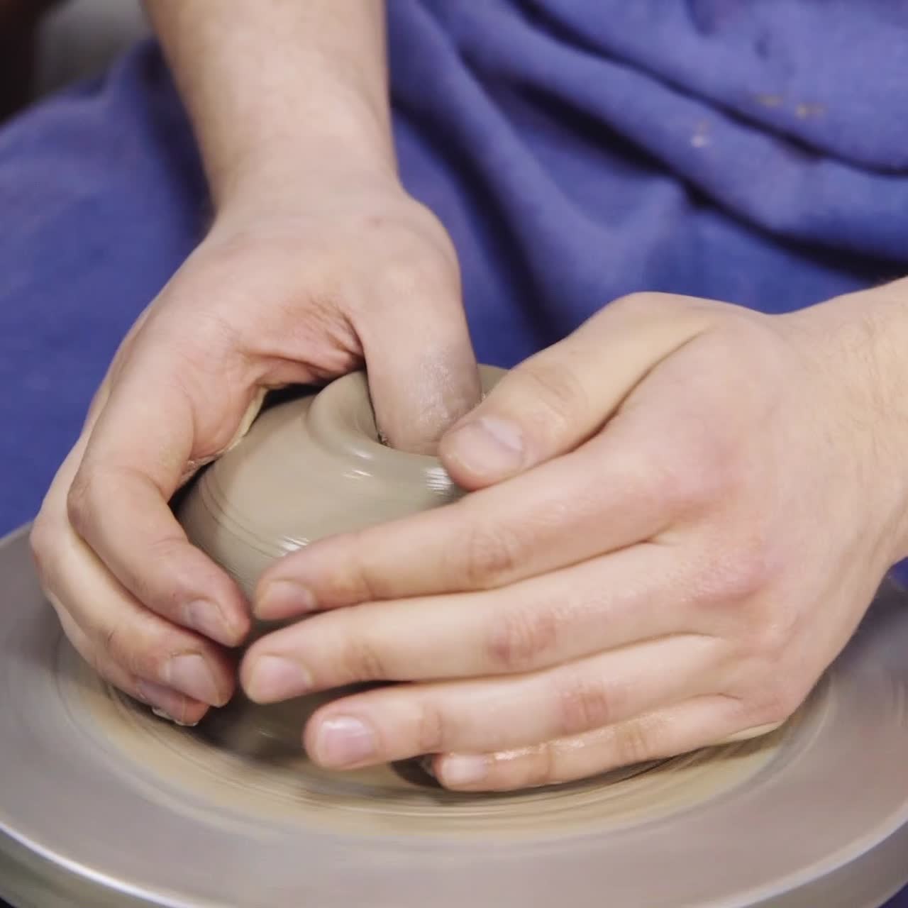 las manos de un alfarero hacen una jarra en un torno de alfarero 5