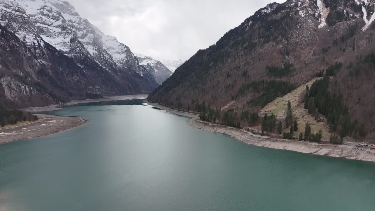 fotografía aérea del hermoso lago natural de klöntalersee en el cantón o estado de glarus, suiza