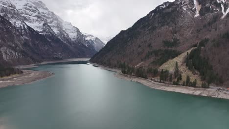 Toma-Aérea-Del-Hermoso-Lago-Natural-De-Klöntalersee-En-El-Cantón-O-Estado-De-Glarus,-Suiza.