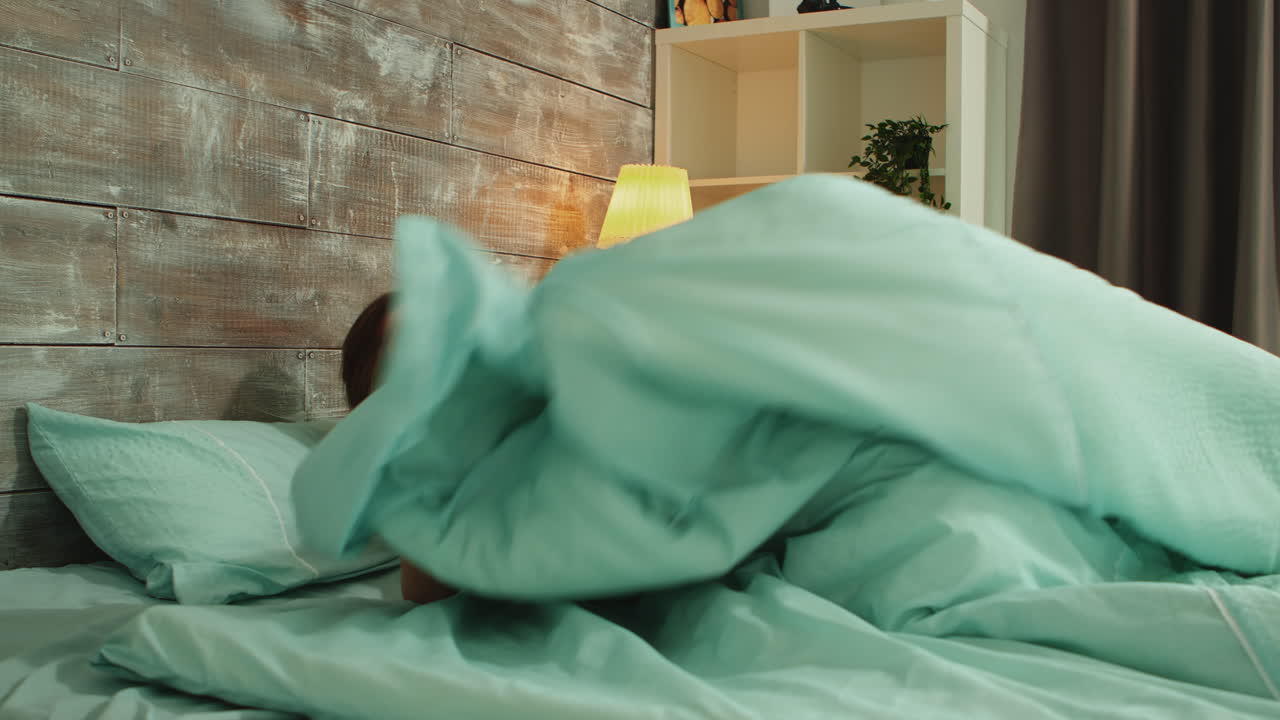 아름다운 젊은 여성이 깨어나는 뒤의 모습