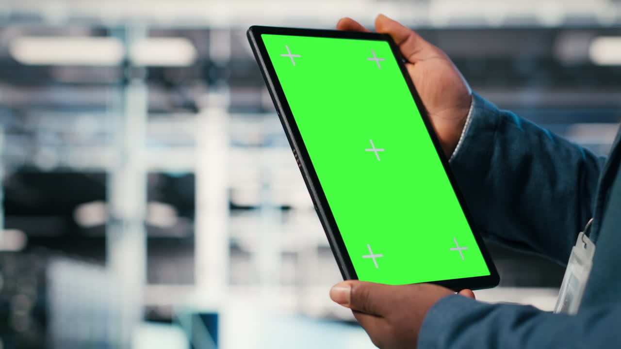 Yeşil Ekranlı Tablet Tutan Kişinin Yakın Çekimi