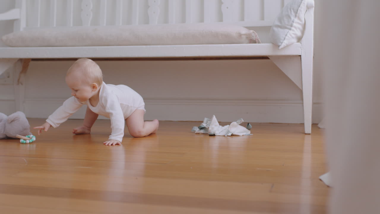 행복한 아기 소년은 집에서 장난감을 가지고 놀고 귀여운 유아는 즐겁게 배우고 어린 시절을 즐기고 있습니다.