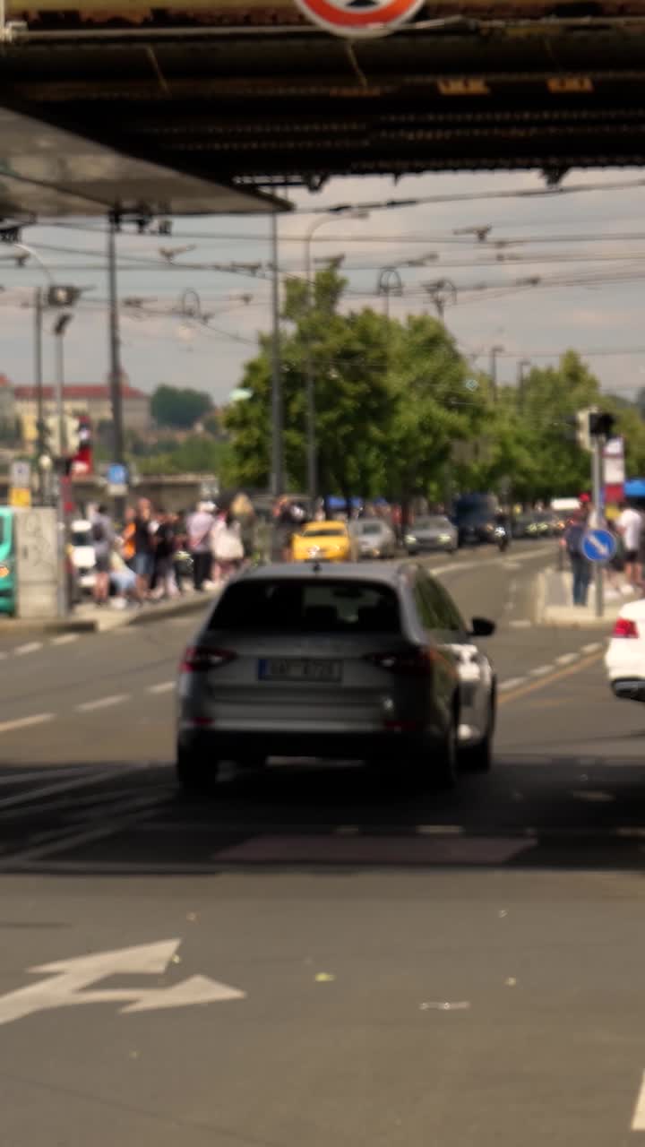 escena callejera de la ciudad bajo el puente