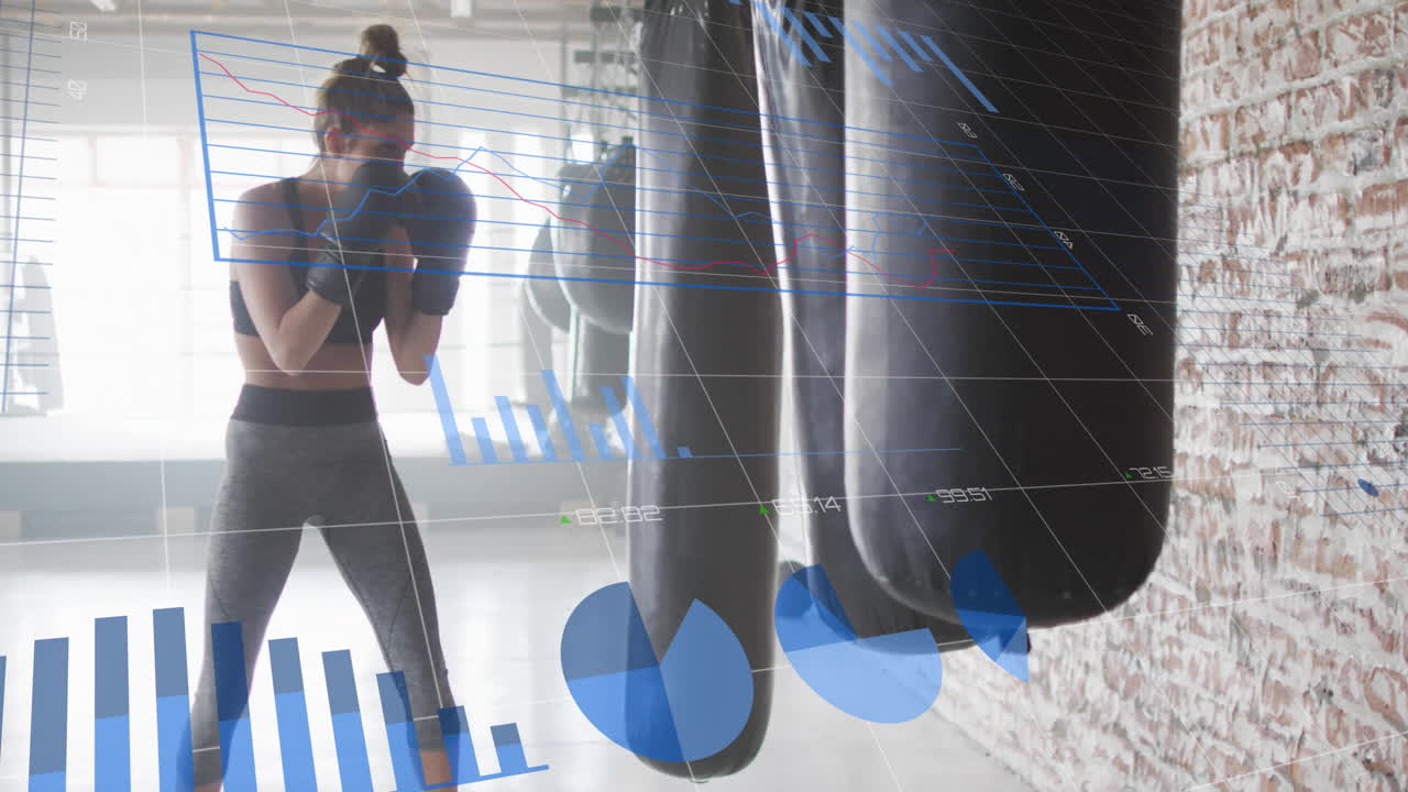 animación de diagramas sobre mujer caucásica golpeando bolsa de boxeo en el gimnasio