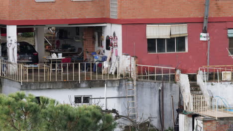 Vista-De-La-Casa-Con-Terraza-Y-Cosas-Guardadas-Allí.