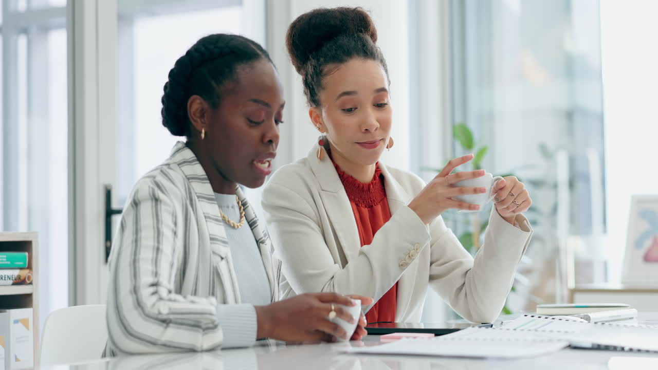 Business women, coffee and discussion