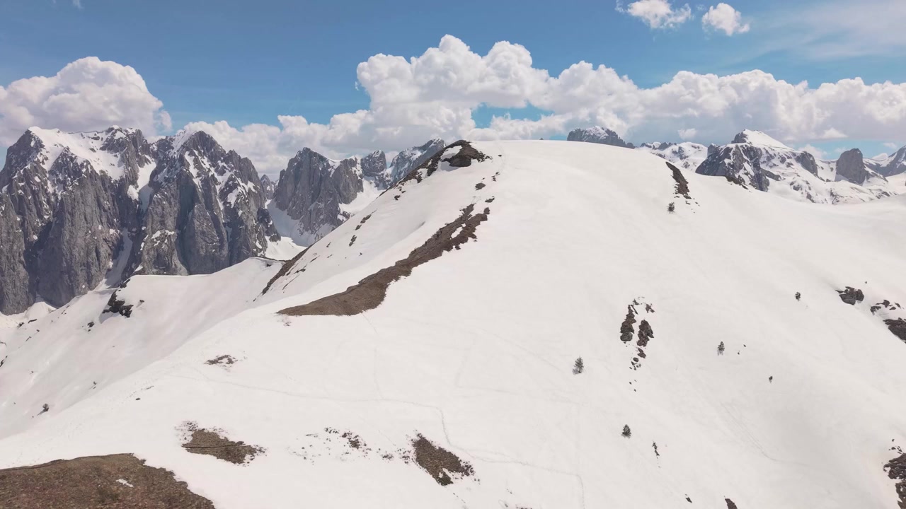 Incredibile video con drone di Maja e Vajushës coperta di neve nell'Albania settentrionale