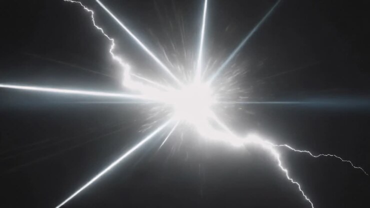Ein heller elektrischer Blitz bildet einen Faden, verlängert sich und entlädt Energie vor einem schwarzen Nichts, mit einem grellen Blitz.
