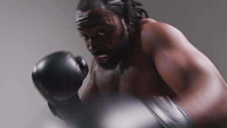 en tiempo real estudio pov tiro de boxeador masculino con guantes de boxeo en un partido de boxe o golpeando hacia la cámara 1