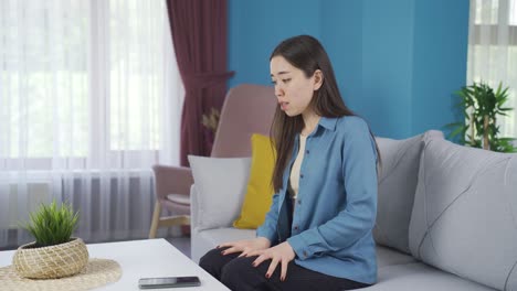 Asiatisches-Teenager-Mädchen,-Das-Einen-Nervenzusammenbruch-Hat-Und-Wütend-Wird.