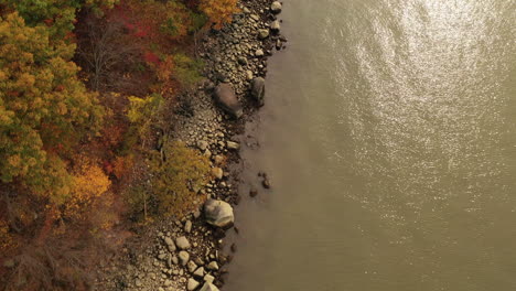 Luftaufnahme-über-Dem-Hudson-River-Mit-Nach-Unten-Geneigter-Drohnenkamera-Und-Blick-Aus-Der-Vogelperspektive-Auf-Das-Ufer