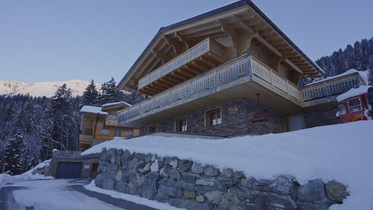 hermosa plataforma rodante de lujoso chalet en la campiña suiza.