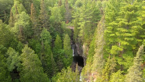 Volar-Sobre-Dos-Hermosas-Cascadas-En-Minnesota-Costa-Norte-Caribou-Falls