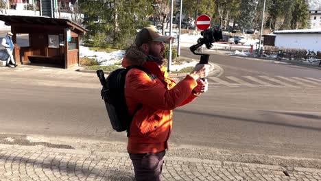 Freiberuflicher-Content-Ersteller,-Der-Gimbal-Verwendet,-Um-Inhalte-Im-Sonnigen-Cortina-D&#39;Ampezzo-Zu-Filmen