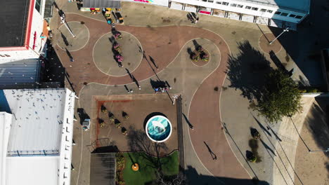 hermoso día soleado en la plaza kortedala