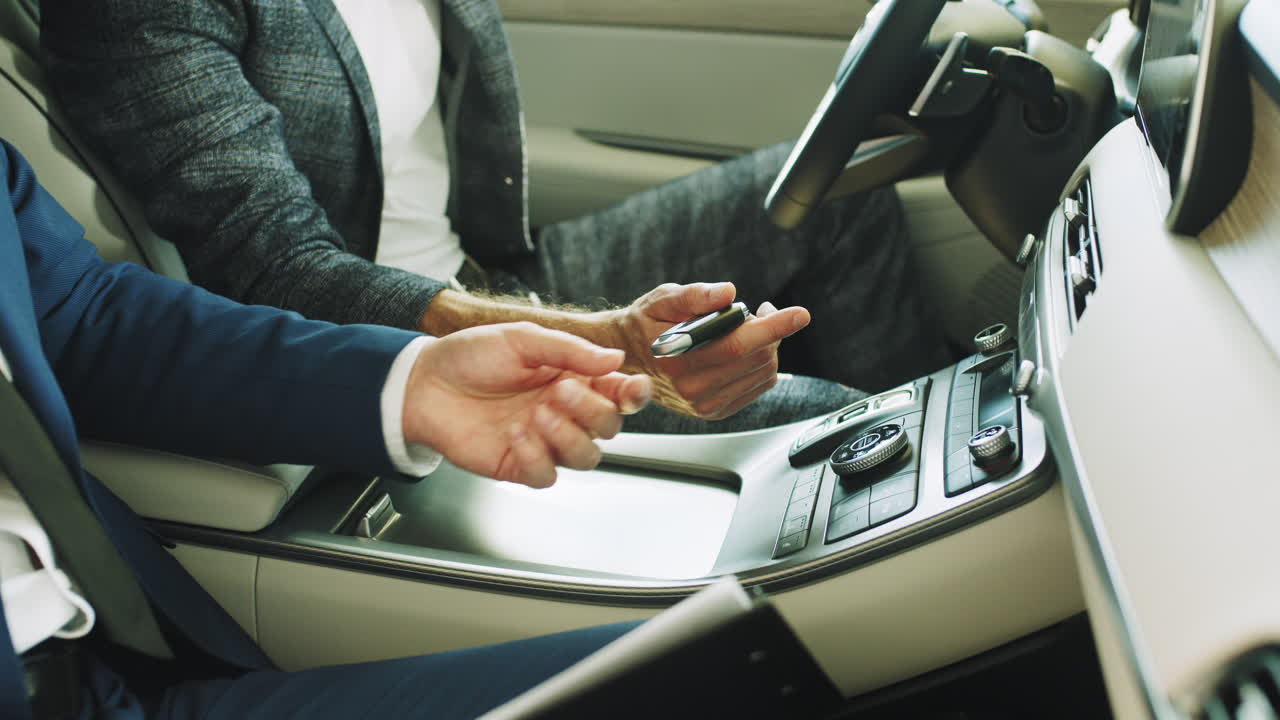 concesionario de automóviles - entrega de las llaves del automóvil