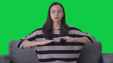 chica india haciendo respirar respirar ejercicio pantalla verde
