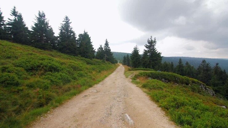 Vista sull'alta montagna in estate, camminando tra le montagne, cielo sereno, slow motion a 50 fps