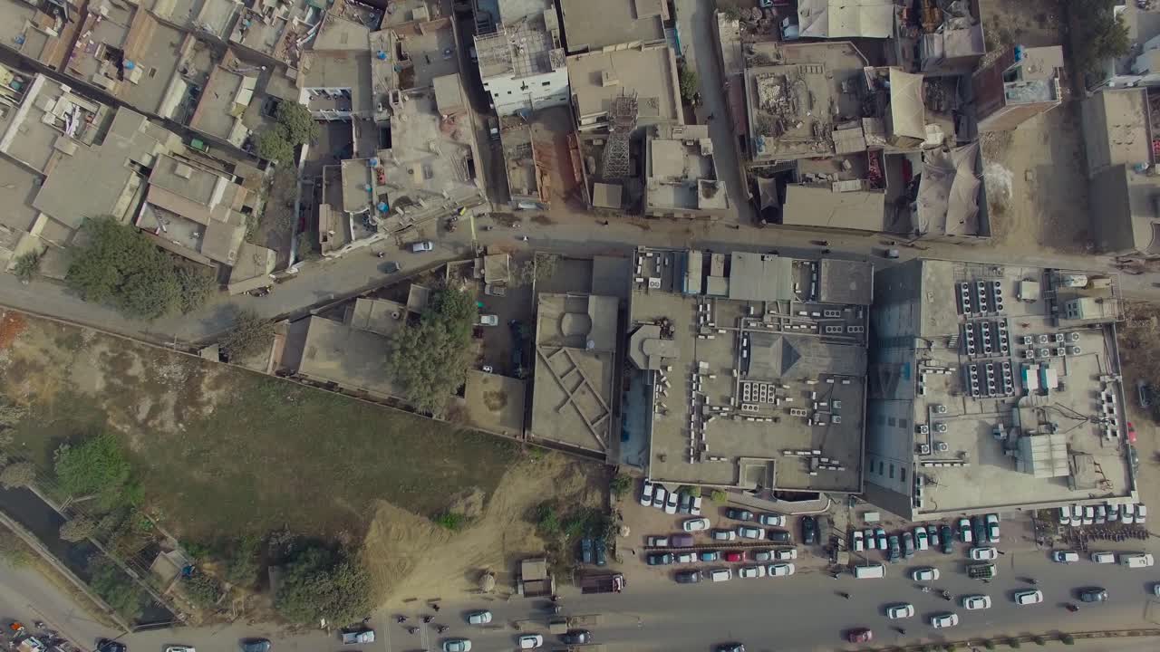 Bombay, India, Rapida ripresa aerea di un'antica area, che mostra auto in movimento su una strada, un'altra grande strada con il complesso residenziale.