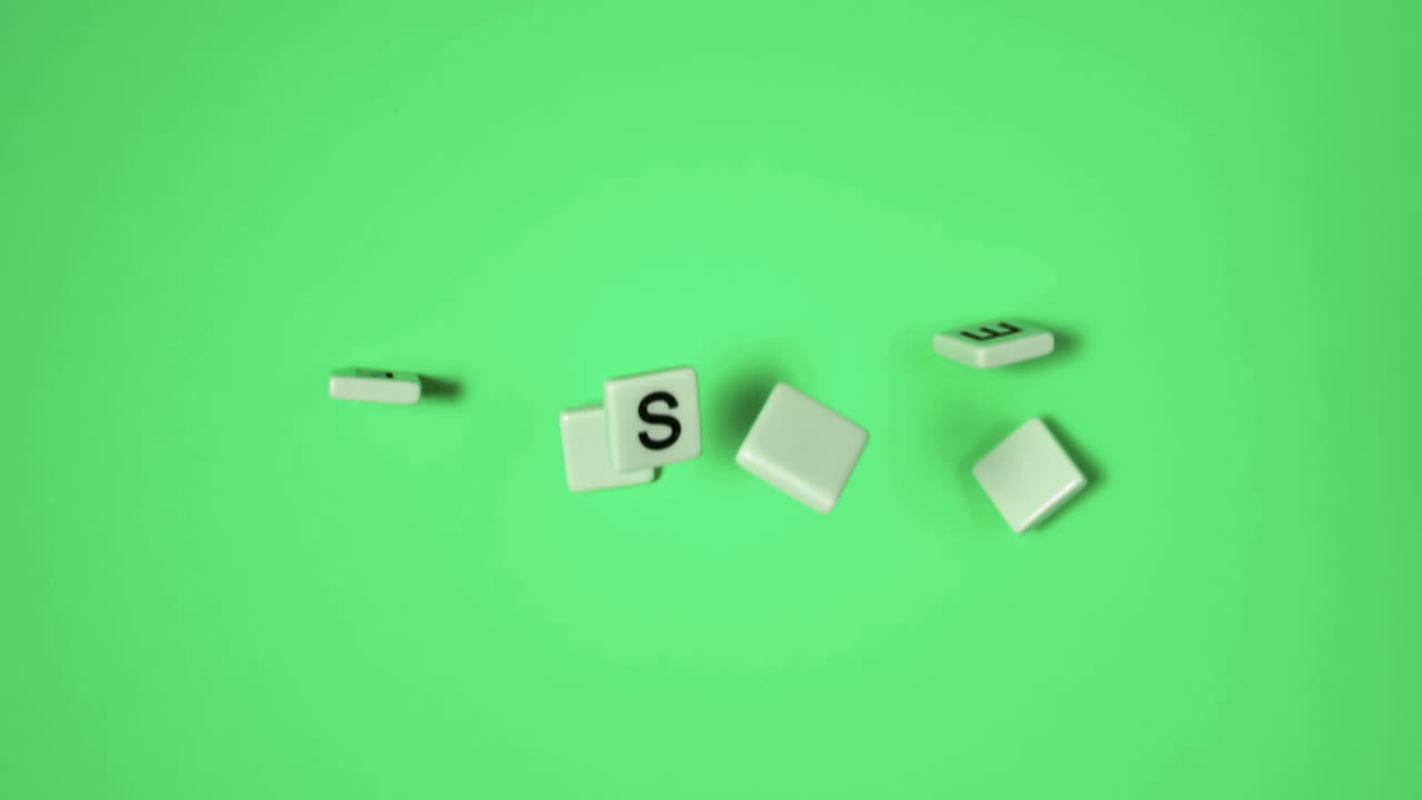 letras de plástico rebotando y deletreando pascua en la superficie verde