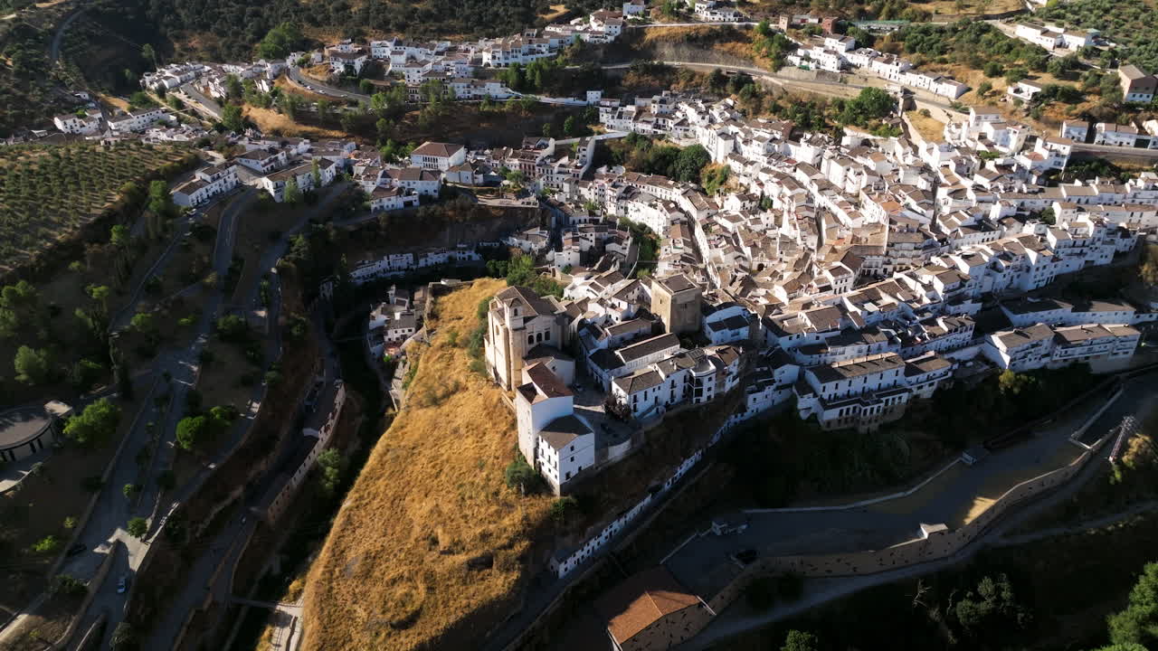 Hvid landsby Setenil de las Bodegas i Andalusien, Spanien - luftfoto fra drone