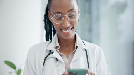 Mujer,-Doctor-Y-Sonrisa-Con-Teléfono-Para-Escribir