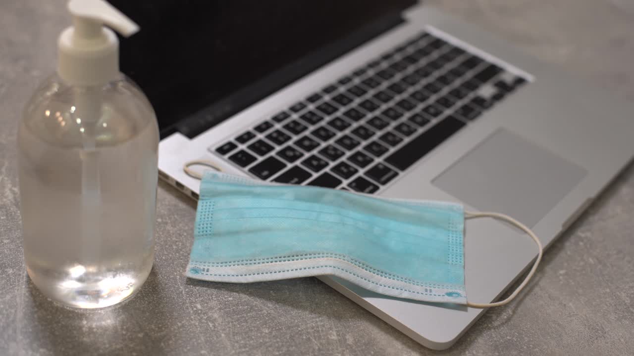 trabajando con computadora portátil en la oficina