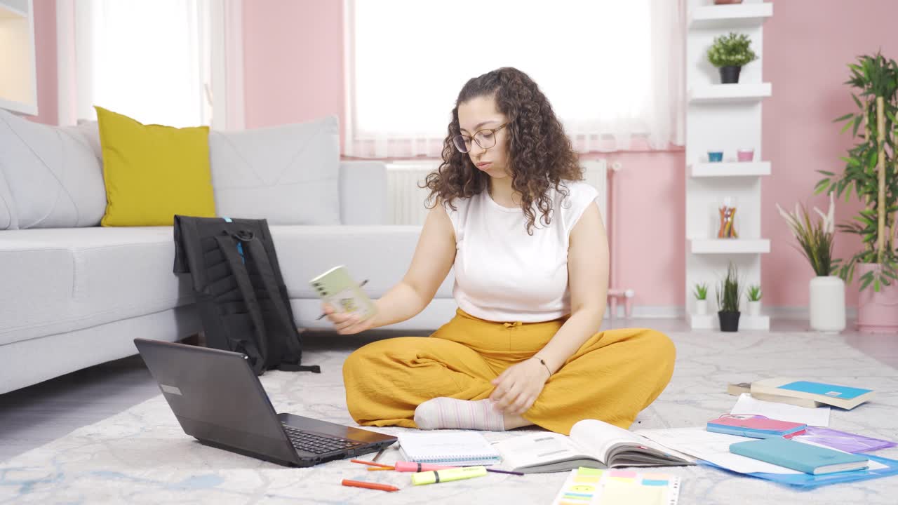 la estudiante que se enojó después de que el teléfono se quedó sin carga.