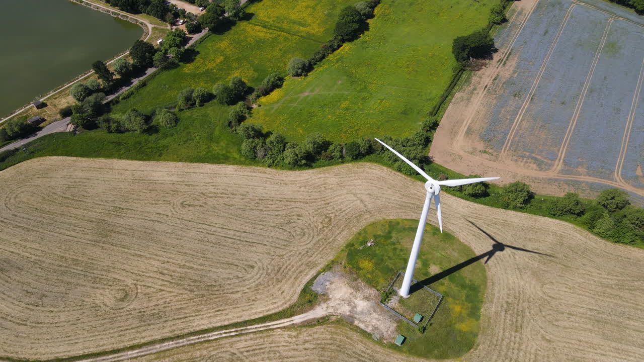 녹색 영국 시골에서 청정 재생 에너지를 생성하는 풍력 터빈