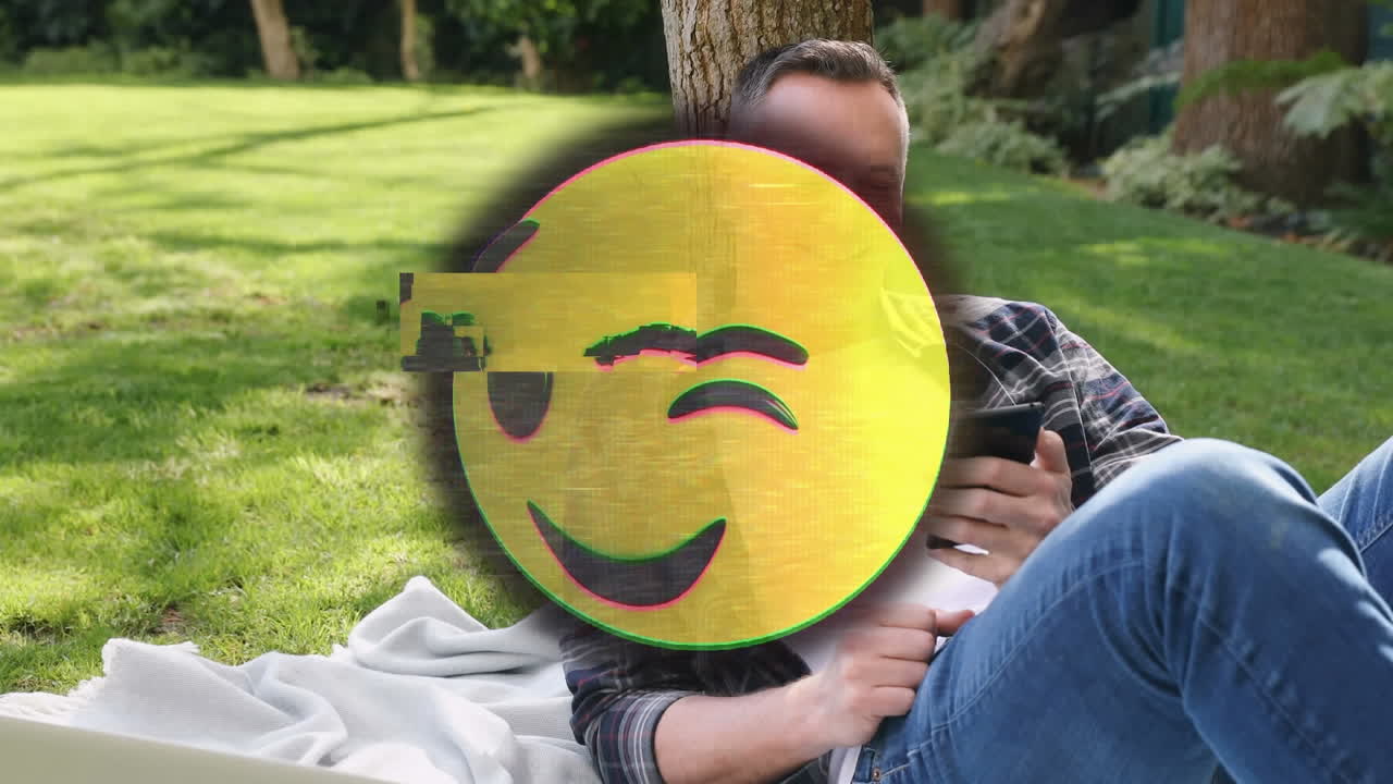 анимация счастливого эмодзи над человеком, использующим смартфон