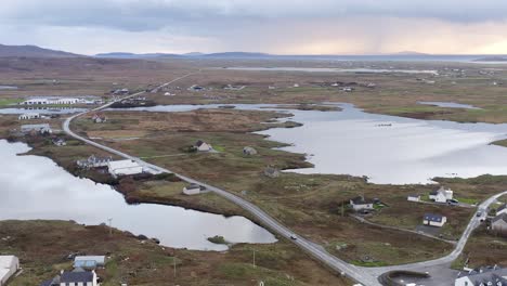 tiro de dron descendente de la carretera principal a través de south uist, parte de las islas hébridas exteriores de escocia