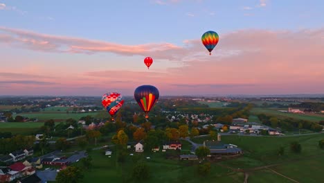 Coloridos-Globos-Aerostáticos-Se-Elevan-Sobre-Un-Paisaje-Tranquilo-Bañado-Por-La-Suave-Luz-De-Principios-De-Otoño