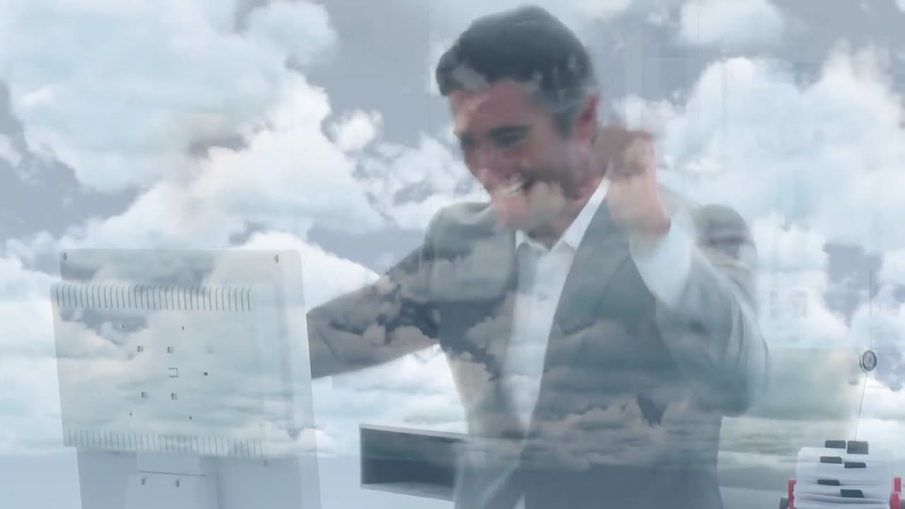 클라우드와 하늘 위에서 환호하는 사업가와 함께 데이터 처리의 애니메이션