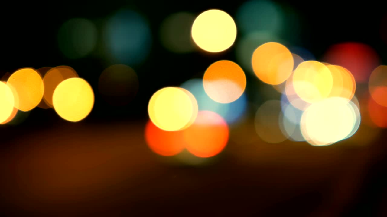 luces desenfocadas calle de los ángeles resumen. fondo borroso de la ciudad. círculos de bokeh en movimiento del tráfico nocturno.