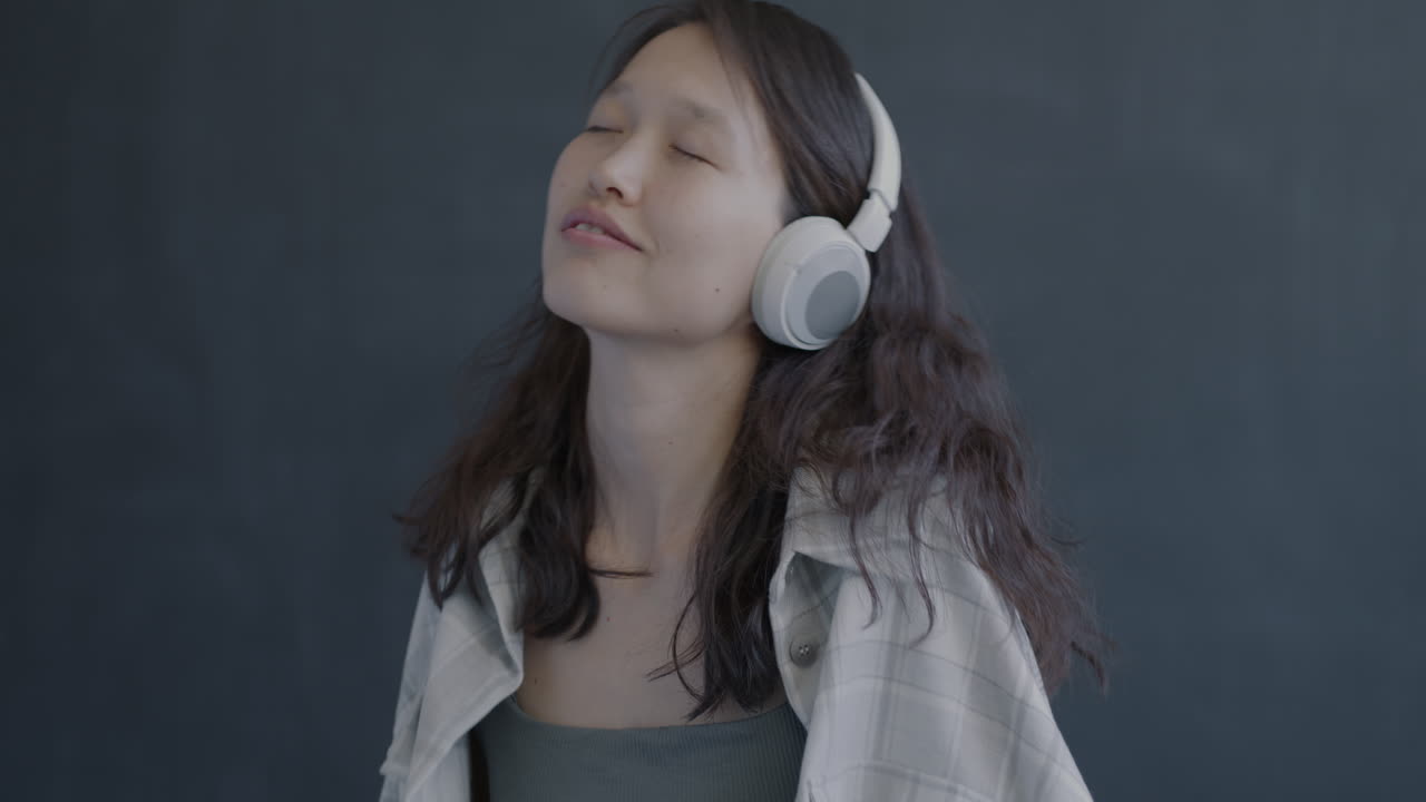 헤드폰으로 음악을 듣는 여자