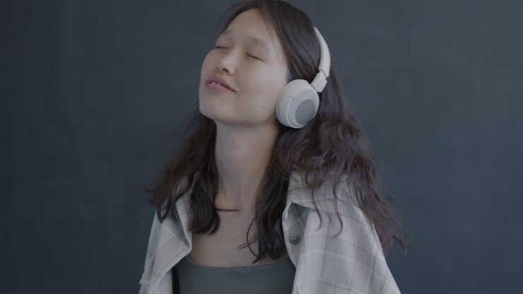 Donna che ascolta musica con le cuffie