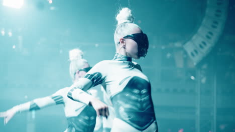 bailarines robots actuando en el escenario