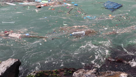 olas del mar contaminadas por la costa de estambul -cerrar