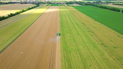 Erntemaschine-Tagsüber-Im-Weizenfeld---Drohnenaufnahme-Aus-Der-Luft