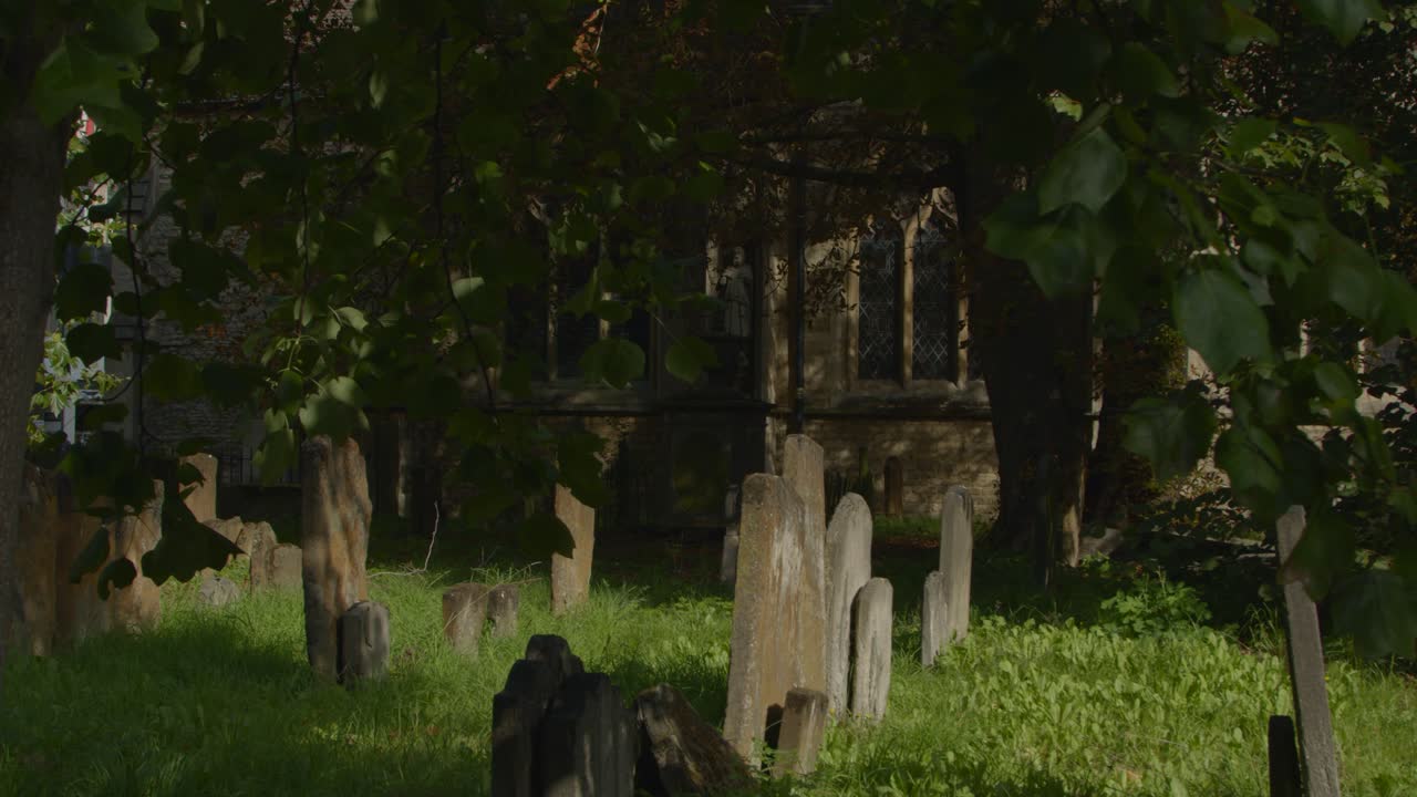 옥스퍼드에 있는 세인트 메리 막달렌 교회 묘지의 추적 샷