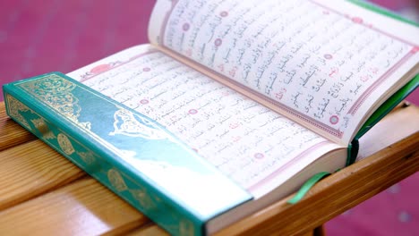 Nahaufnahme-Eines-Mannes,-Der-Den-Koran-Liest-3