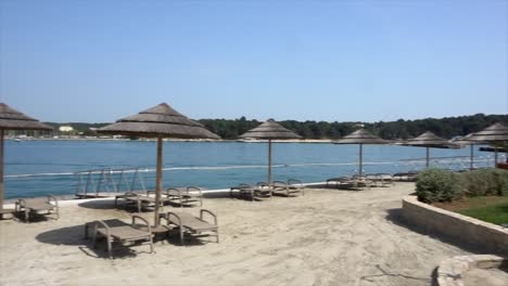 Ein-Schneller-Schwenk-über-Den-Leeren-Strand-Eines-Badeortes-In-Kroatien