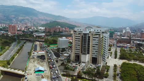 increíble panorámica aérea en órbita que revela el edificio de empresas públicas en medellín