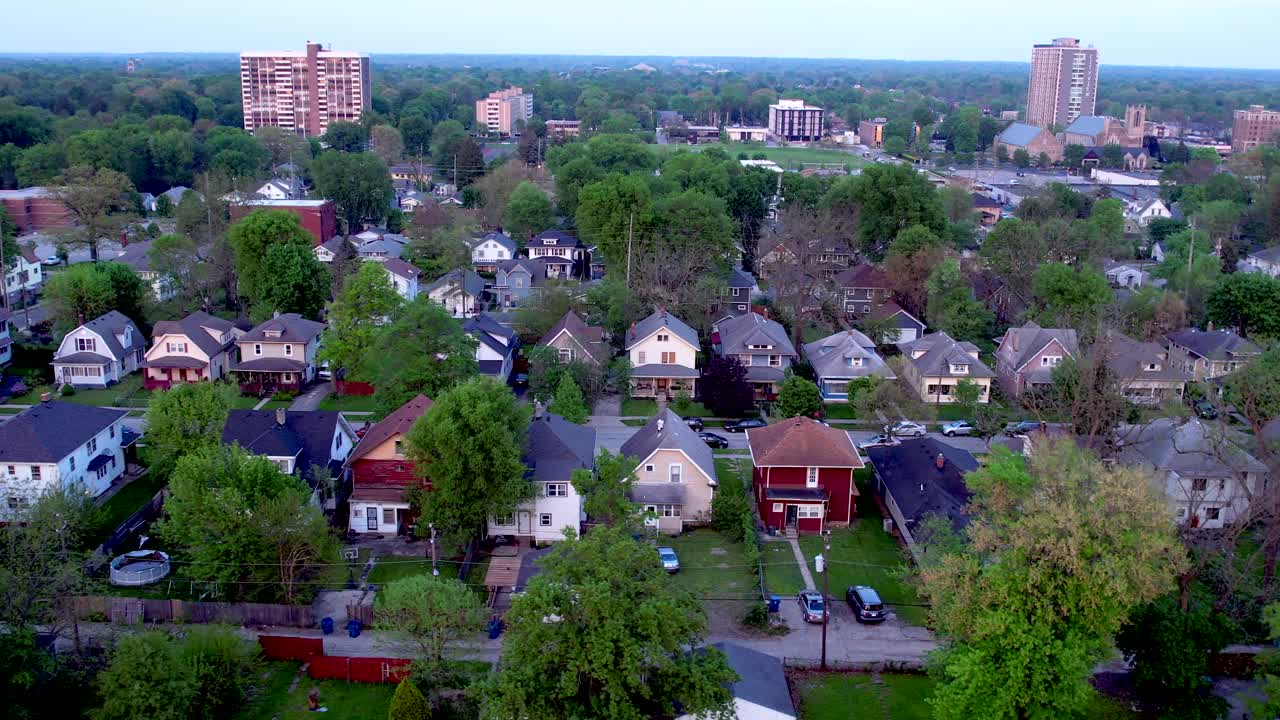 낮 동안 전형적인 미국 거리의 공중 돌리 오른쪽